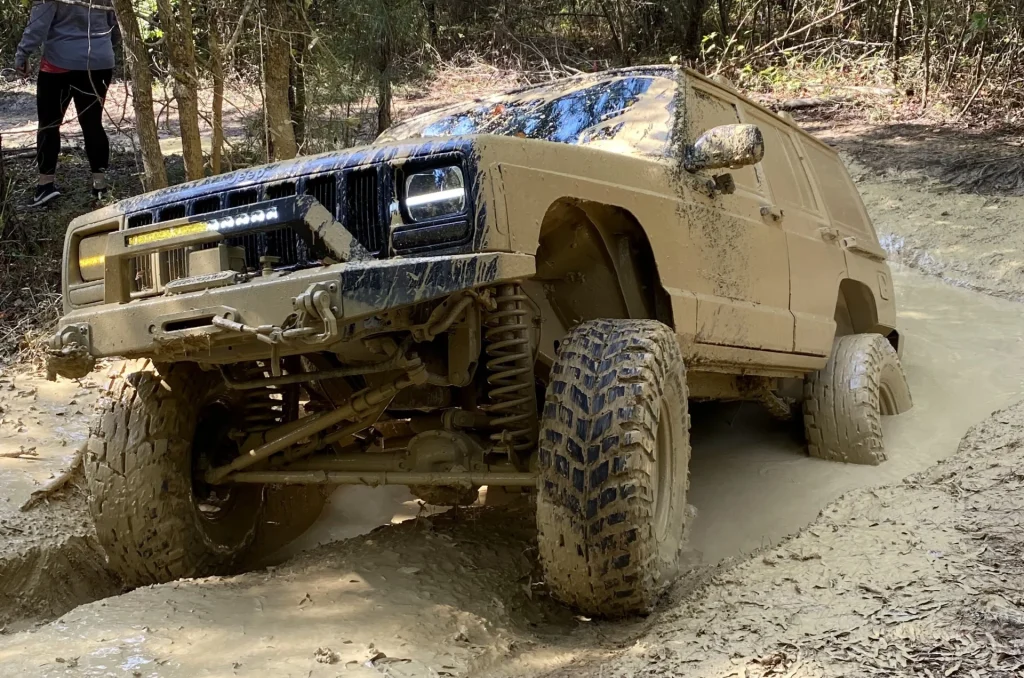 Jeep XJ Cherokee in mud